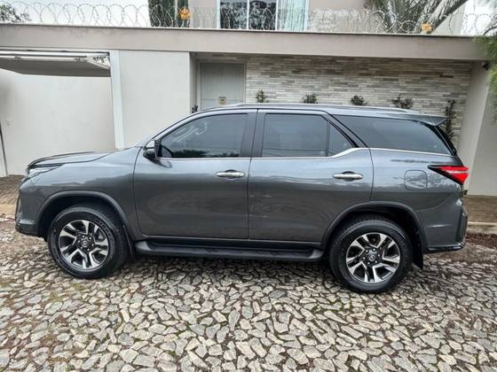 TOYOTA HILUX SW4 2.8 D-4D TURBO DIESEL SRX 7L 4X4 AUTOMÁTICO
